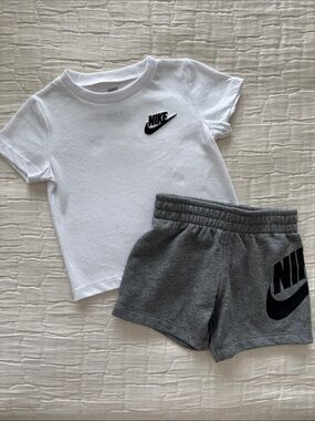 Nike Boys NWT 2 Pc Tee and Shorts - White, Grey/Blk, Size 12 M